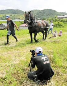 馬がそりを引く「ホースボード」の動画を撮影する山下勉さん（左）ら＝洲本市五色町都志大日