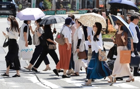 厳しい暑さに見舞われた今年の６月。２８日には、近畿地方で観測史上最も早い梅雨明けが発表された＝神戸市中央区