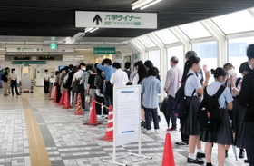 六甲ライナー魚崎駅の改札前で乗車の順番を待つ人たちの列＝５日午前１０時１１分、神戸市東灘区魚崎中町４（撮影・井上太郎）