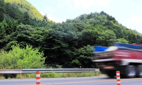 計画では、山の向こう側に産業廃棄物最終処分場が建設される＝兵庫県上郡町梨ケ原（撮影・大山伸一郎）