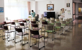 節電のため、利用者が使わない時間帯に照明を消す福祉施設＝神戸市兵庫区菊水町１０、海光園