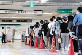 六甲ライナー魚崎駅の改札前で乗車の順番を待つ人たちの列＝５日午前１０時１３分、神戸市東灘区魚崎中町４（撮影・井上太郎）