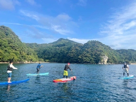美しい日本海を楽しめるＳＵＰ体験プログラム＝柴山湾（「お宿　まる屋」提供）