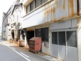 建物（手前）のある一角は宅地化以前の街の雰囲気を残す＝大阪市此花区西九条５