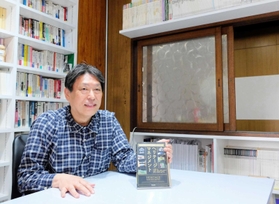 「本のある工場」に研究室を構えた松本茂章さん。窓の向こうはミーティングルーム＝大阪市此花区西九条５