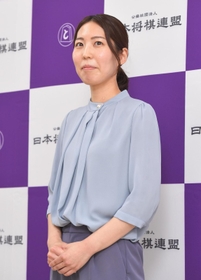 会見する里見香奈女流四冠＝大阪市福島区の関西将棋会館（撮影・吉澤敬太）