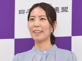 会見する里見香奈女流四冠＝大阪市福島区の関西将棋会館（撮影・吉澤敬太）