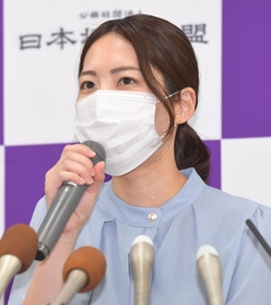 会見する里見香奈女流四冠＝６日午前、大阪市福島区の関西将棋会館（撮影・吉澤敬太）