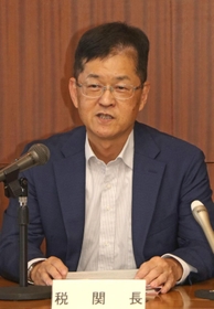 着任会見で抱負を語る米山徹明・神戸税関長＝神戸市中央区新港町