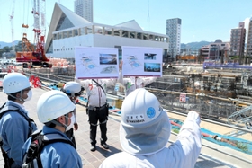 工事現場で安全パトロールに取り組む兵庫労働局職員ら＝神戸市須磨区若宮町１