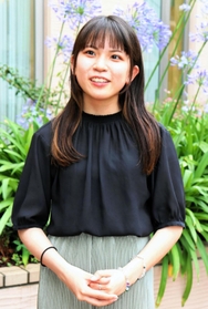 「穏やかで、一度も怒られたことがない」。最愛の父との思い出を語る山下栞奈さん＝神戸市東灘区