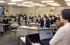 松本由紀子医師が語る生理の話に聞き入る社員ら＝神戸市中央区山本通２、メディセオ