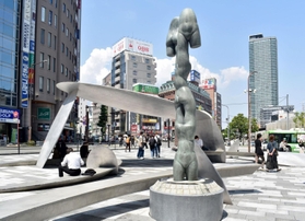 神戸市が公式名称を決めない方針を打ち出した阪急神戸三宮駅北側の広場＝神戸市中央区加納町４