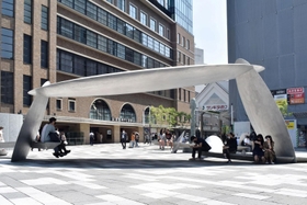 神戸市が公式名称を決めない方針を打ち出した阪急神戸三宮駅北側の広場＝神戸市中央区加納町４