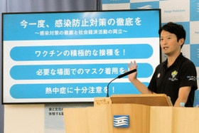 新型コロナウイルスの感染再拡大を受け、会見で対策の徹底を呼び掛ける斎藤元彦知事＝７日午後、兵庫県庁