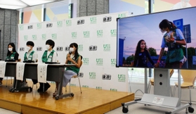 ウクライナ周辺国でのボランティア活動を報告する上田琳さん（右端）ら＝東京都港区