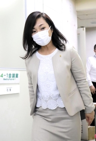 記者会見場に入室する尼崎市の稲村和美市長＝７日午前、尼崎市役所