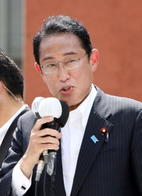 自民党の政策を訴える岸田文雄首相＝７日午後、神戸市中央区（撮影・中西大二）