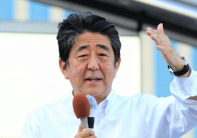 応援演説する自民党の安倍元首相＝７日午後、神戸市中央区（撮影・鈴木雅之）