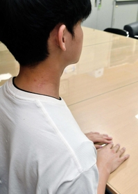 「勉強が好きなんて、３、４年前の僕では考えられない」と話す定時制高校の生徒＝神戸市長田区