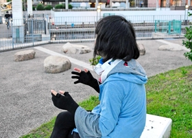 「海が好きだから、自然保護に力を入れる政治家も応援したい」と話す専門学校生＝神戸市中央区