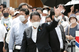 大勢の有権者に囲まれる中、参院選の応援演説で神戸市を訪れた岸田文雄首相（手前）。背後で警護に当たる職員が周囲を見渡す＝７日、神戸市中央区