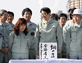 かつての同僚と笑顔で会話する安倍晋三首相（当時）。訪問を記念し、建設中の高炉に組むれんがに「鋼の匠」と書き込んだ＝２００７年３月１０日、加古川市金沢町、神戸製鋼所加古川製鉄所