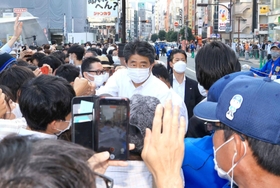 ７日、応援演説で神戸入りし、群衆に囲まれる安倍晋三元首相（中央）＝神戸市中央区