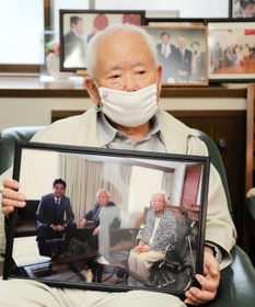 安倍晋三元首相との思い出を語る有本明弘さん＝８日午後、神戸市長田区