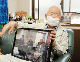 安倍晋三元首相との思い出を語る有本明弘さん＝８日午後、神戸市長田区