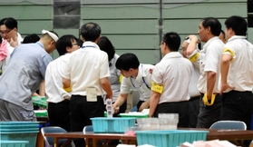 前回はトリプル選となった三田市の開票所。蒸し暑い体育館での作業でトラブルが発生し、職員が対応に追われた＝２０１９年７月