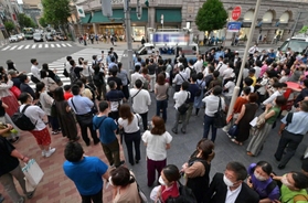 候補者らの「最後の訴え」に耳を傾ける有権者＝９日午後、神戸市中央区（撮影・秋山亮太、画像の一部を加工しています）