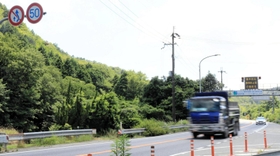 国道２号（手前）に面する山中（左奥）が産業廃棄物最終処分場の建設予定地＝兵庫県上郡町梨ケ原（撮影・大山伸一郎）
