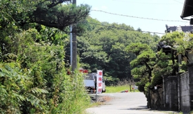 集落の奥が産業廃棄物最終処分場の建設予定地。「産廃反対」ののぼりが立つ＝兵庫県上郡町梨ケ原（撮影・大山伸一郎）