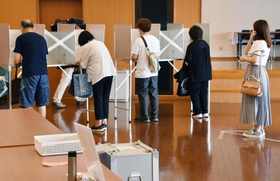 投票所を訪れ、投票用紙に記入する有権者＝１０日、神戸市中央区山本通１