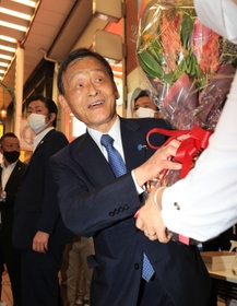 支持者から花束を受け取る末松信介氏＝午後８時３５分、神戸市中央区元町通１（撮影・小林良多）