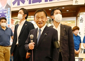 ＳＰに囲まれながら支援者らに挨拶をする末松信介氏（右から２番目）＝１０日午後８時３３分、神戸市中央区元町通１（撮影・坂井萌香）