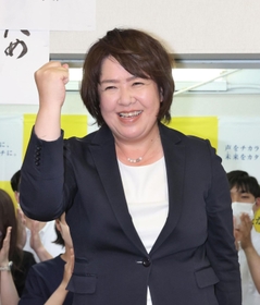 ２回目の当選が確実となり、ガッツポーズで喜ぶ伊藤孝江氏＝１０日午後８時９分、神戸市中央区布引町３（撮影・長嶺麻子）