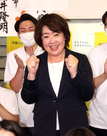 再選確実となり支援者から拍手を受ける伊藤孝江氏＝１０日午後８時３４分、神戸市中央区布引町３