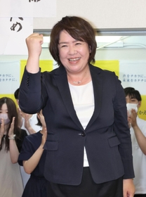 再選確実となり支援者の前でガッツポーズする伊藤孝江氏＝１０日午後８時９分、神戸市中央区布引町３