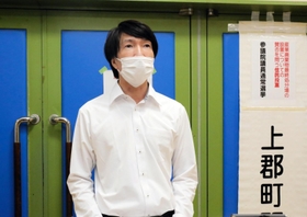 住民投票の結果を受け、記者の質問に答える兵庫県上郡町の梅田修作町長＝１０日午後１０時３４分、同町竹万（撮影・大山伸一郎）