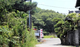 集落の奥が産業廃棄物最終処分場の建設予定地。「産廃反対」ののぼりが立つ＝兵庫県上郡町梨ケ原（撮影・大山伸一郎）