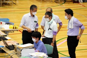 票の数え直しをする伊丹市選管の職員ら＝伊丹市立伊丹スポーツセンター