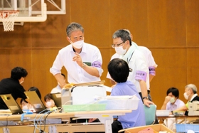 票の数え直しをする伊丹市選管の職員ら＝伊丹市立伊丹スポーツセンター
