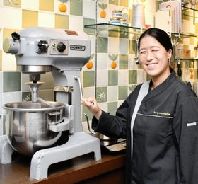 シェアキッチン「ベイクベース」を活動拠点にしている「ゴージャス☆和代」こと久保和代さん＝豊岡市中央町