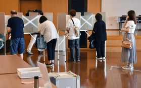 投票する有権者ら＝１０日午前、神戸市中央区山本通１