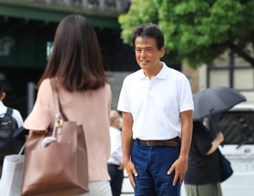 当選から一夜明け、街頭であいさつに立つ片山大介氏＝１１日午前、ＪＲ三ノ宮駅前（撮影・吉田敦史）