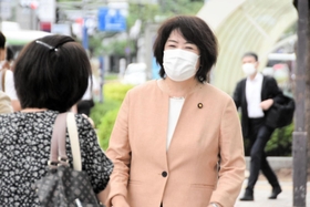 参院選の当選から一夜明け、神戸・三宮の街頭に立ち、通勤客らにあいさつする公明党の伊藤孝江氏＝１１日午前、神戸市中央区