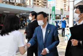 支援者と握手を交わす末松信介氏（右から２人目）＝１１日午前、神戸市垂水区
