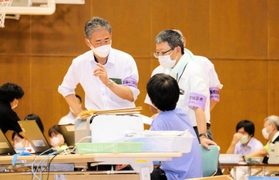 票の数え直しなどに追われる伊丹市職員ら＝１１日午前３時１１分、伊丹市鴻池１